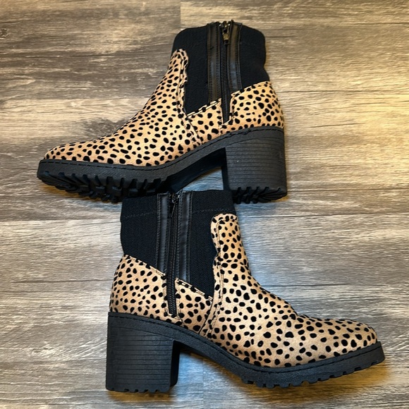 Qupid Chelsea Cheetah Bootie Spotted Faux Suede Zip-Up - SZ 8 - Picture 2 of 6